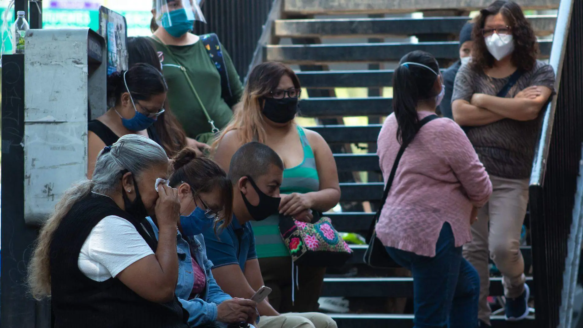 Gente portando cubrebocas